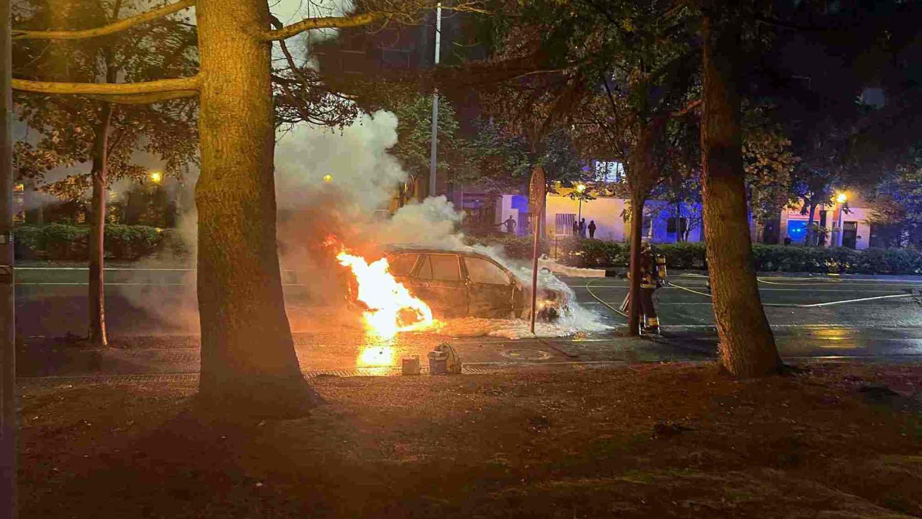 Cortado un carril de una de las avenidas más transitadas de Pamplona por el incendio de un coche