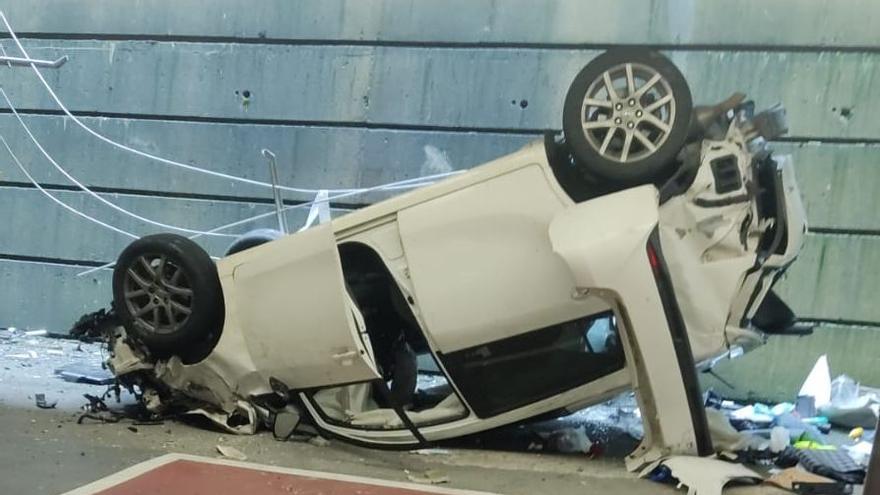 Buscan al conductor que ha despeñado un coche desde el cuarto piso del parking del aeropuerto de Bilbao