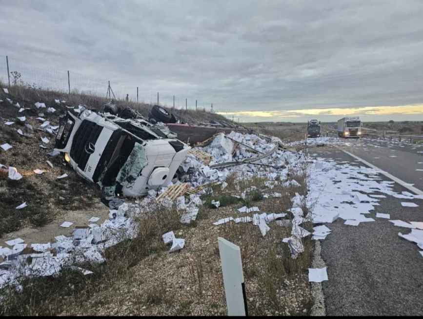 Colisión por alcance de dos camiones en A-15, con herido leve