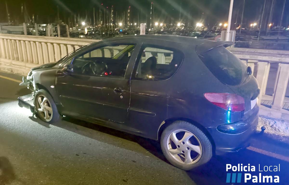 Un conductor ebrio sufre un accidente en el Paseo Marítimo y se niega a hacerse la prueba de alcoholemia