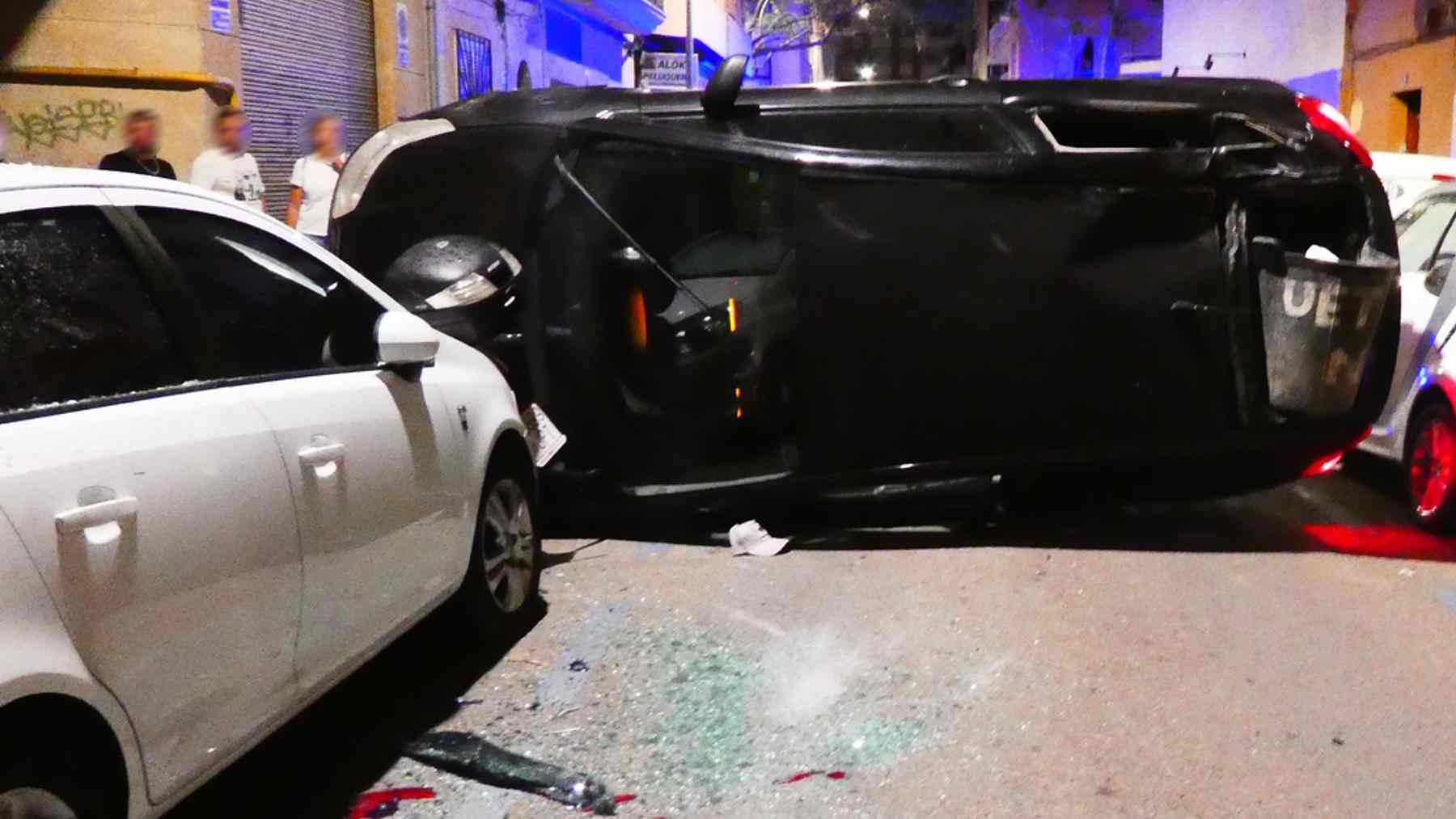 Un conductor ebrio vuelca con su coche tras chocar contra seis vehículos estacionados en Palma