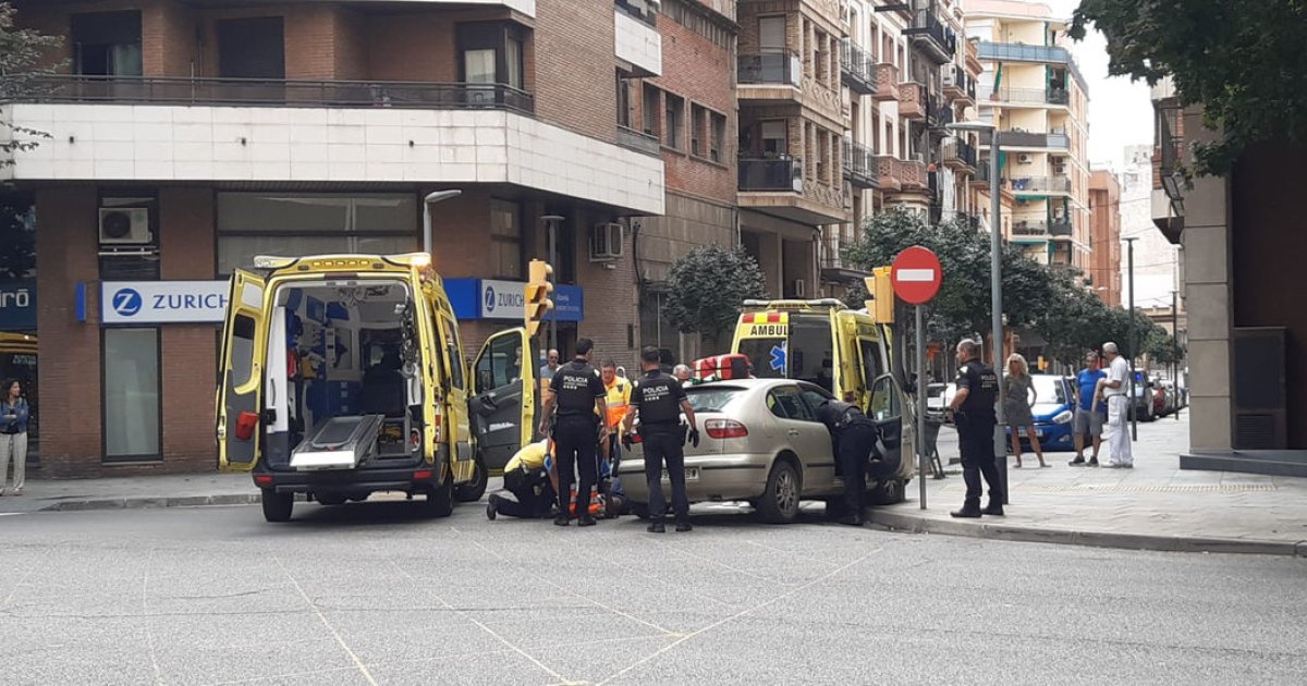 Un conductor indispuesto choca con un semáforo
