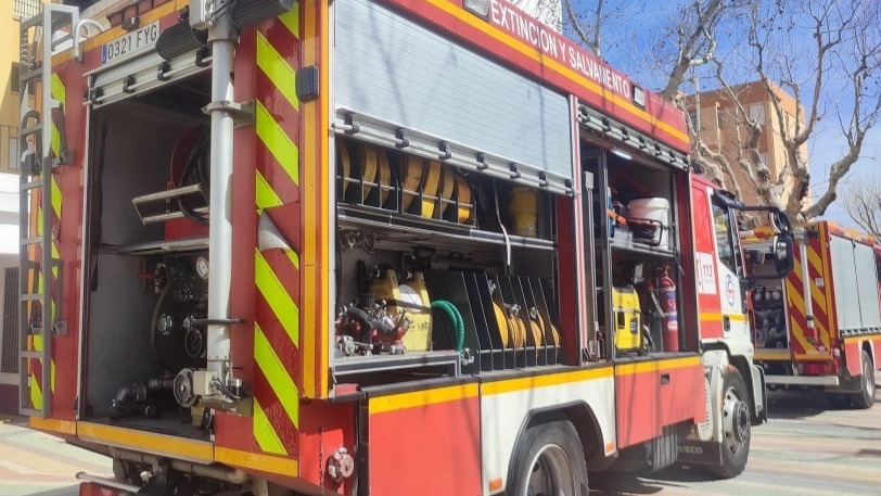 Luchan contra las llamas en un incendio urbano en Aljaraque
