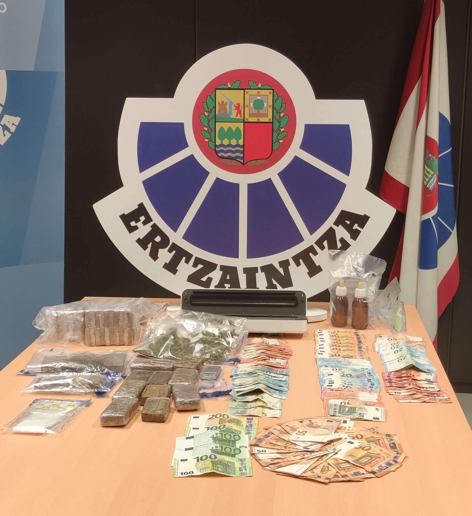 Desarticulada red de tráfico de drogas en Getxo: dos detenidos y un investigado por la Ertzaintza