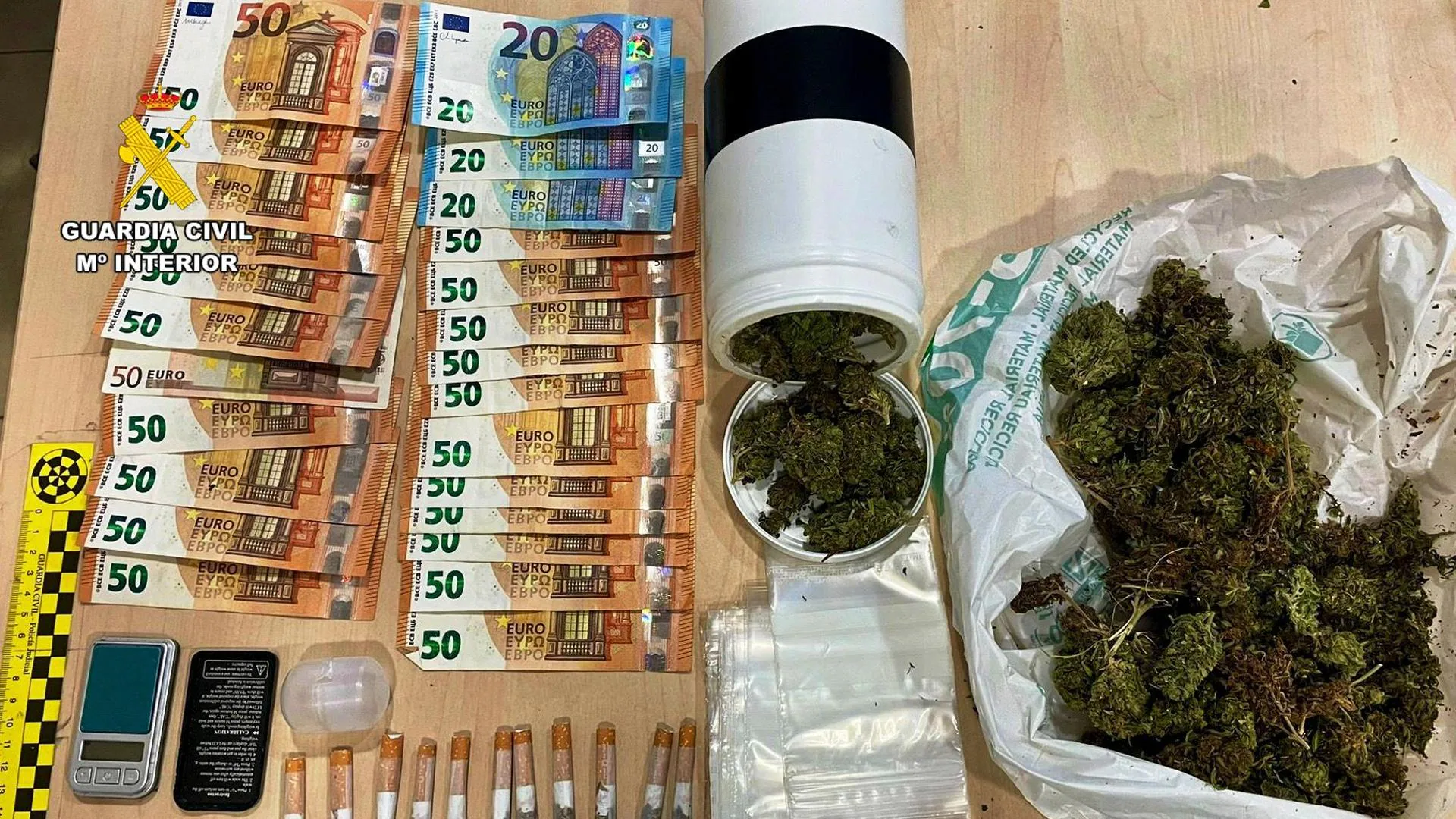 Desmantelado un punto de venta al por menor de cocaína, marihuana y porros
