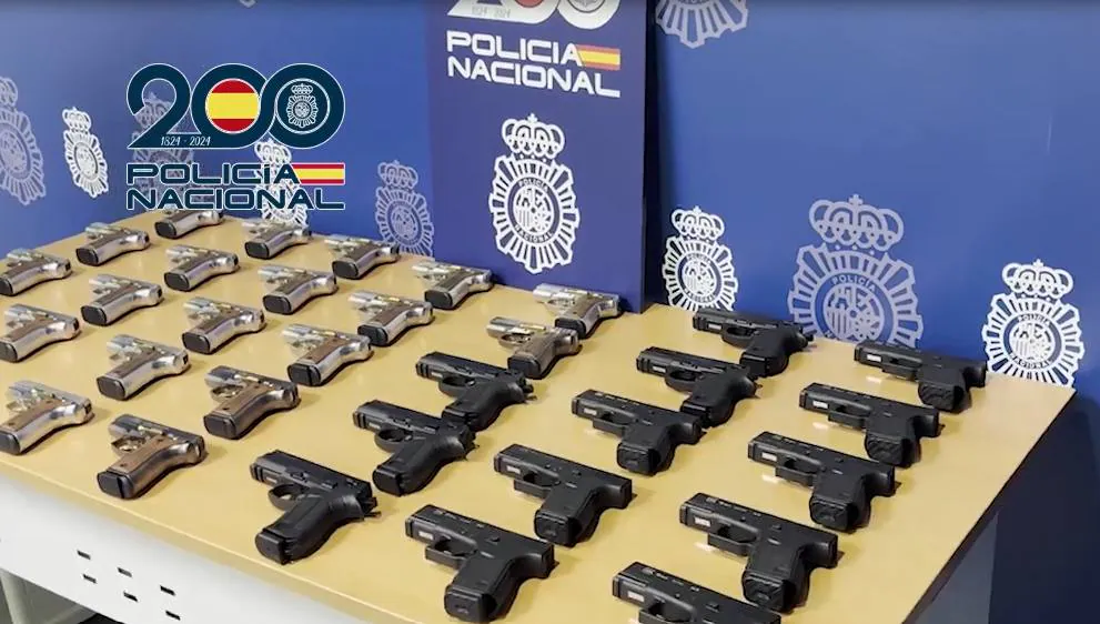 Interceptan en Alicante un coche que llevaba a Francia 35 pistolas modificadas ocultas en el maletero