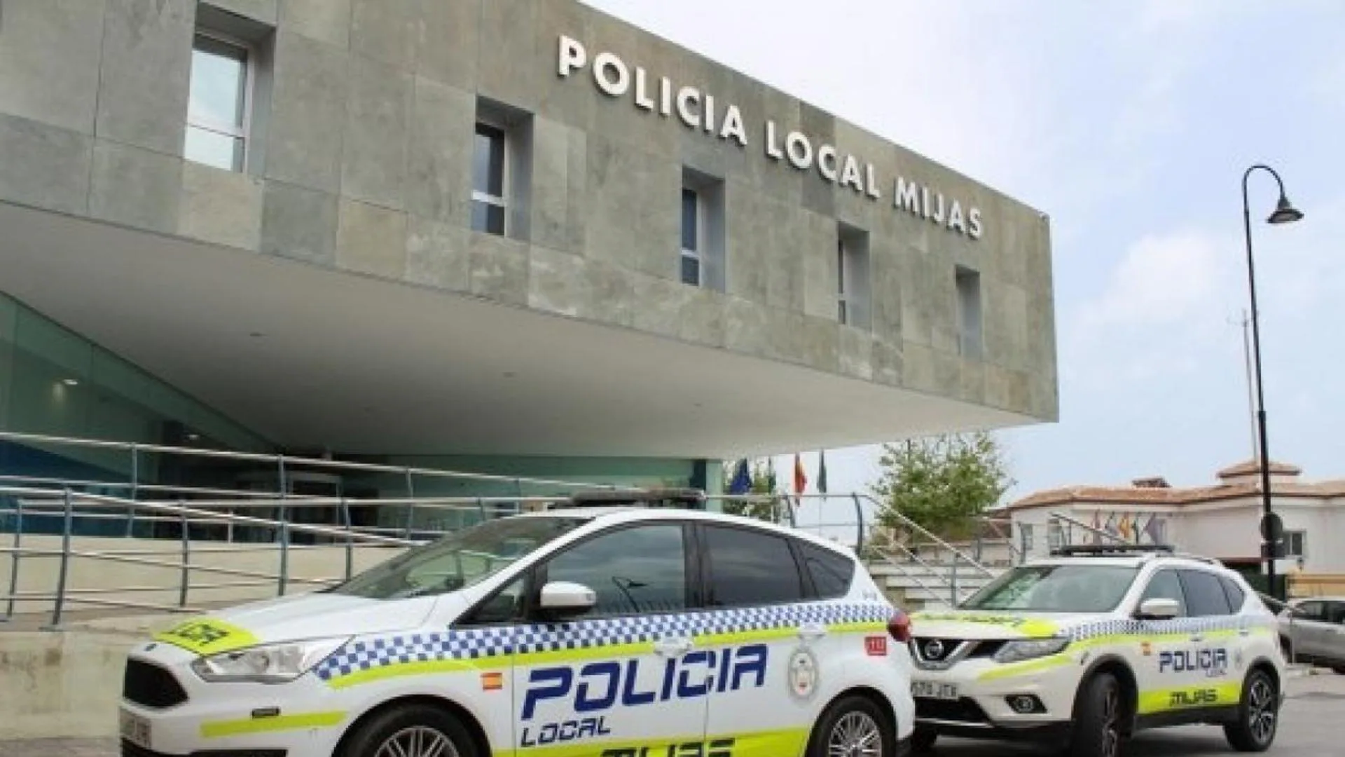 Agrede a agentes de la Policía de Mijas tras ser interceptado en un coche sin seguro y sin ITV