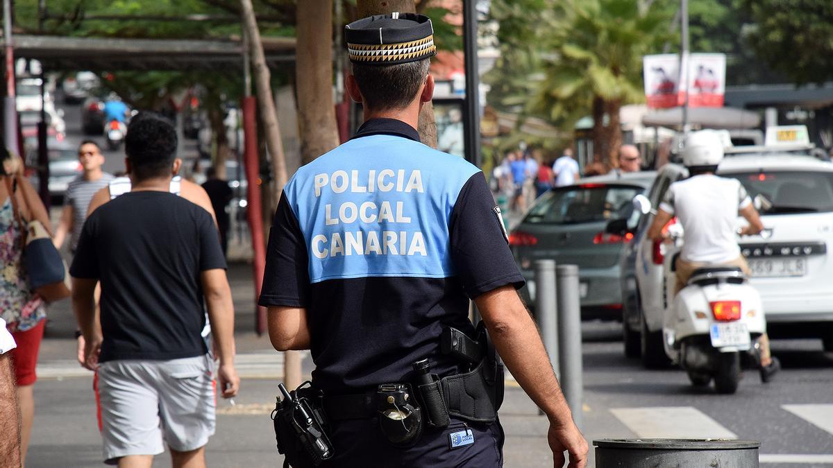 Imagen de archivo de un policía local en Santa Cruz de Tenerife.