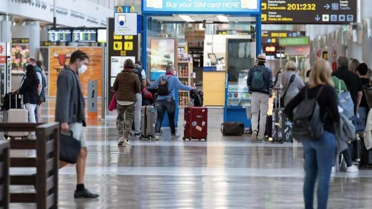Turistas en el aeropuerto del sur de Tenerife.