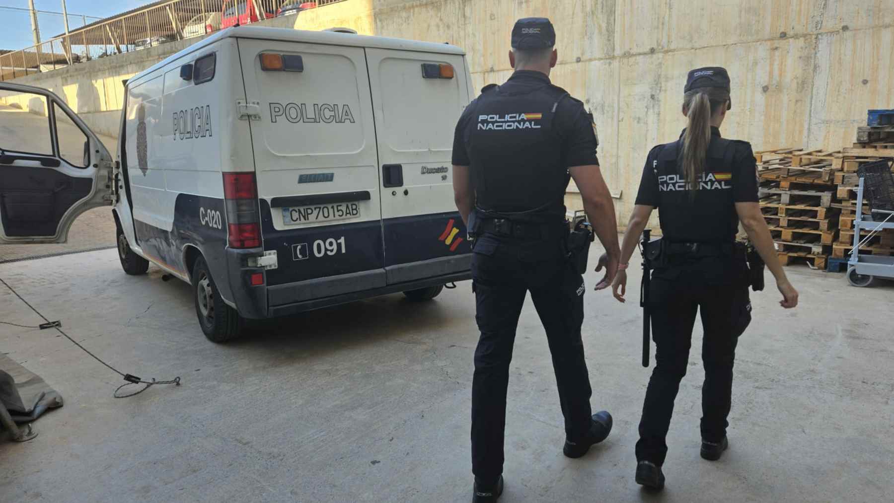 Detenidos dos conocidos ladrones, hermanos de 47 y 46 años, por robar en una joyería del puerto de Ibiza