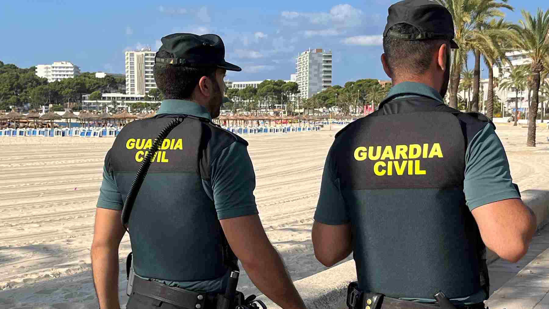 Detenido un joven español por robar a bañistas en la playa del Arenal