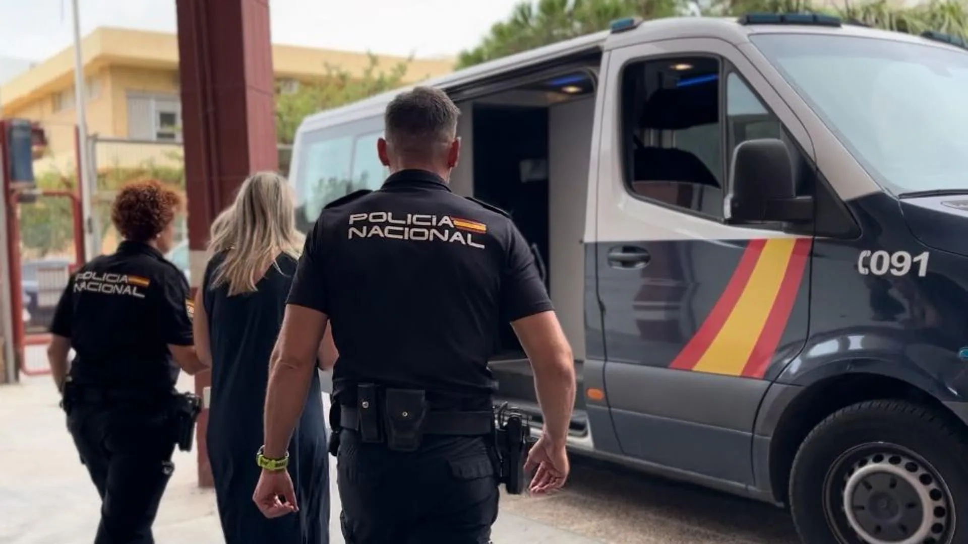 Detienen en Almería a una mujer que estafó más de 50.000 euros a una madre y a una hija afectadas por una muerte en Telde