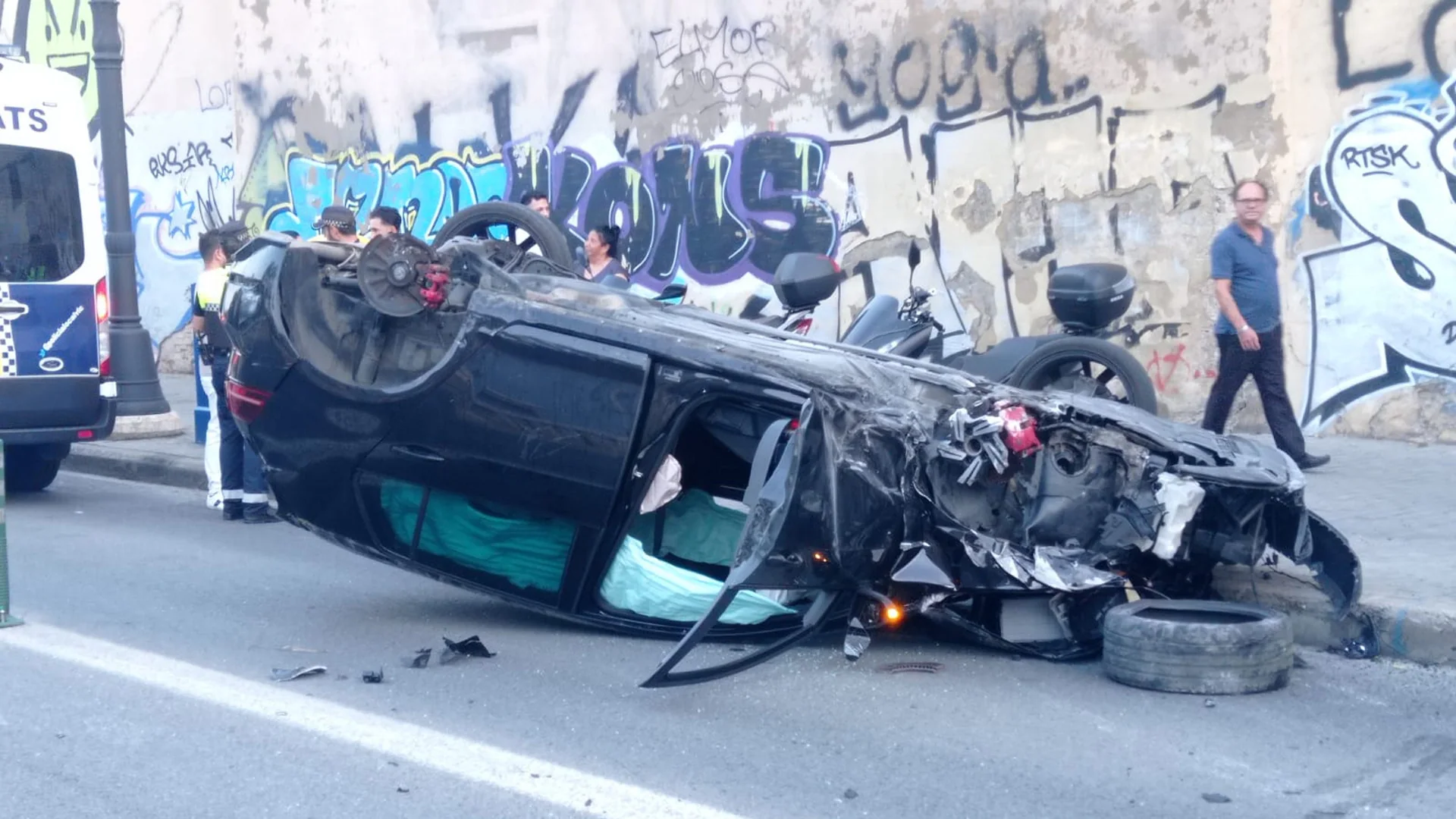 Un coche se estrella en el centro de Valencia tras picarse dos conductores temerarios