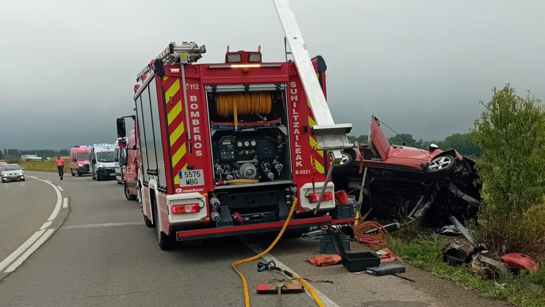 Dos heridos graves en un accidente de tráfico en Navarra: el coche se ha salido de la vía y ha volcado