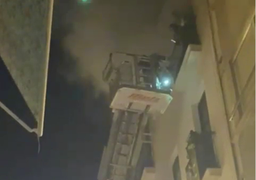 Los bomberos rescatan a dos vecinos atrapados por un incendio en Alicante