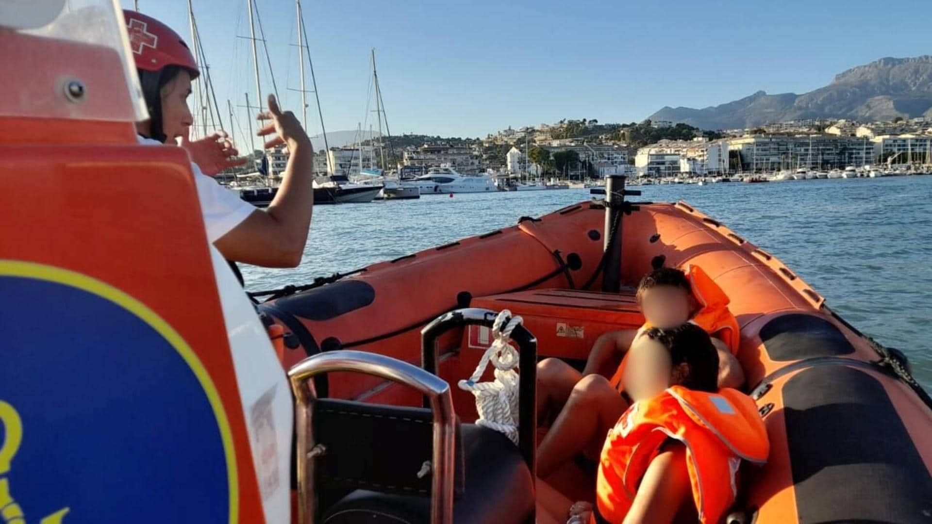 Rescatan a unos jóvenes atrapados en un cueva marina en L'Alfàs del Pí