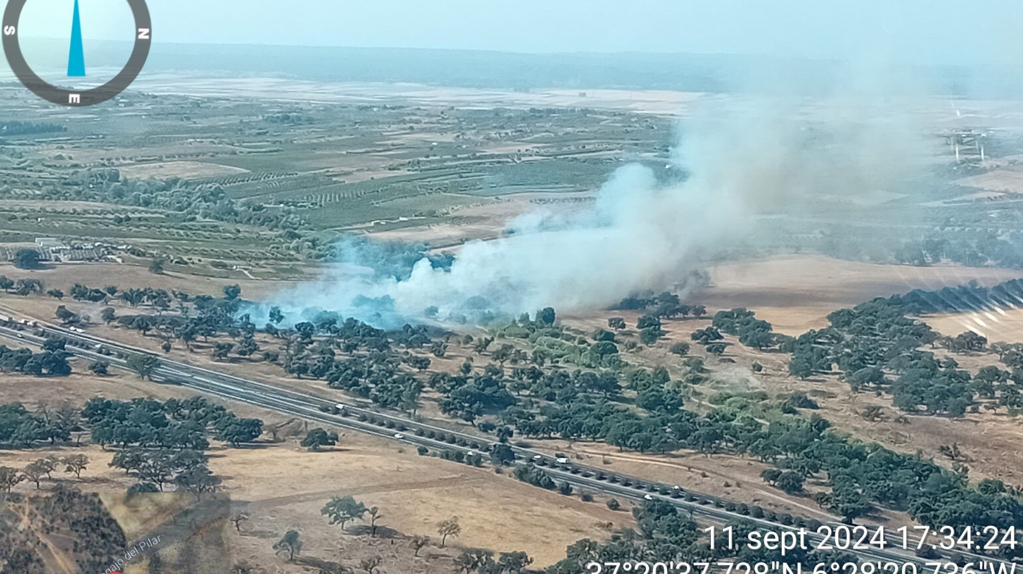 Luchan por aire y tierra contra un incendio forestal en Hinojos