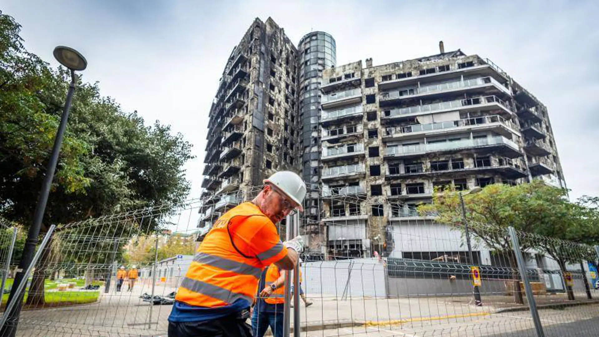 El Juzgado de València cita a testigos clave en la investigación del incendio de Campanar que dejó diez muertos