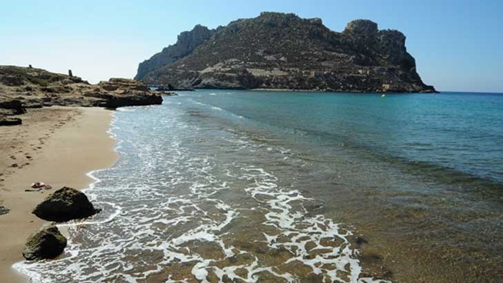 Una patera con tres personas a bordo llega hasta Águilas