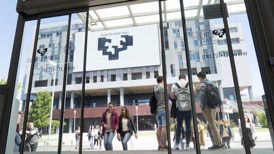 Un profesor de UPV/EHU en Leioa sale escoltado de clase tras una protesta de estudiantes