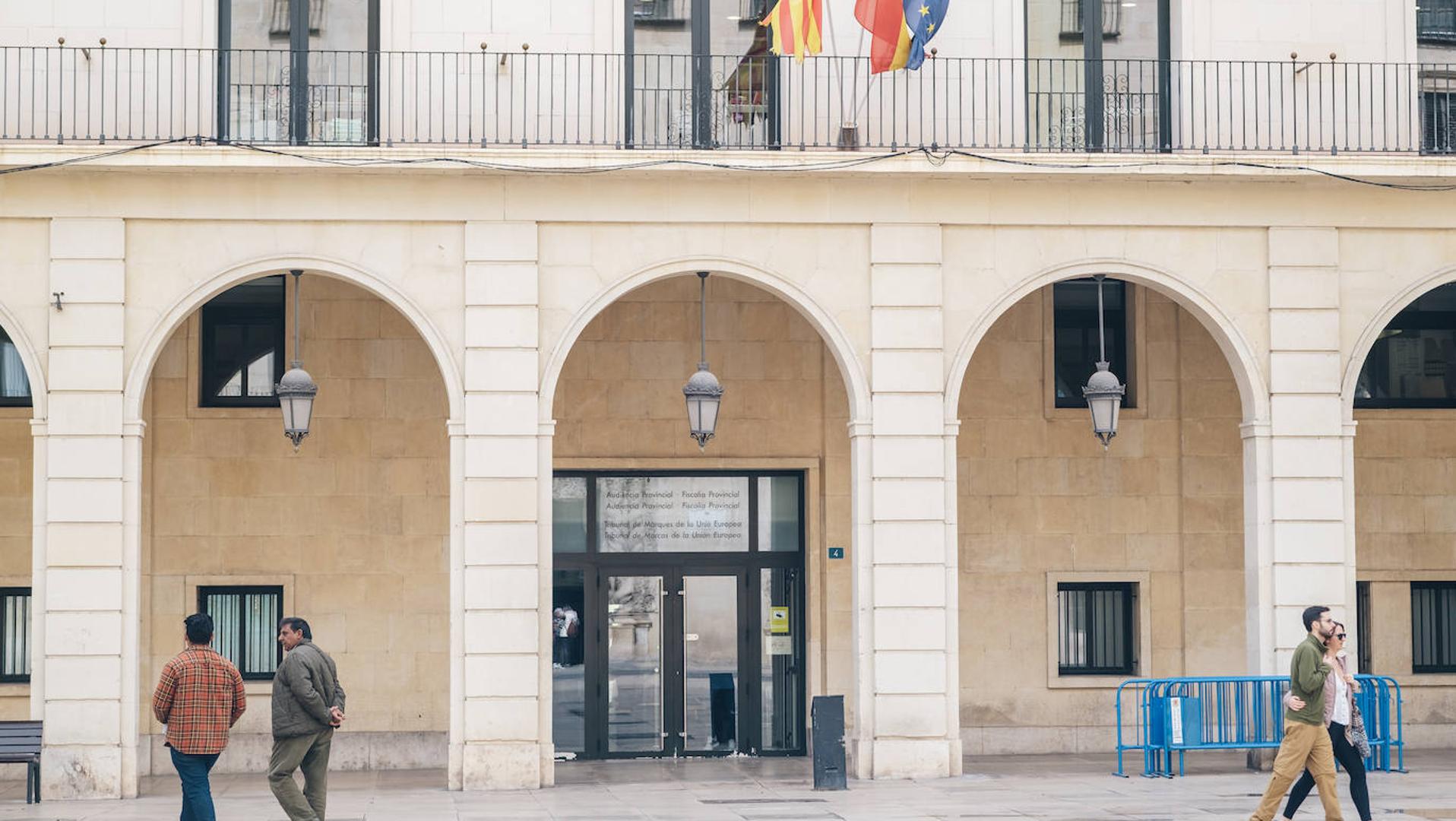 Ex director bancario acusado de fraude por más de 293.000 euros se enfrenta a juicio en Alicante