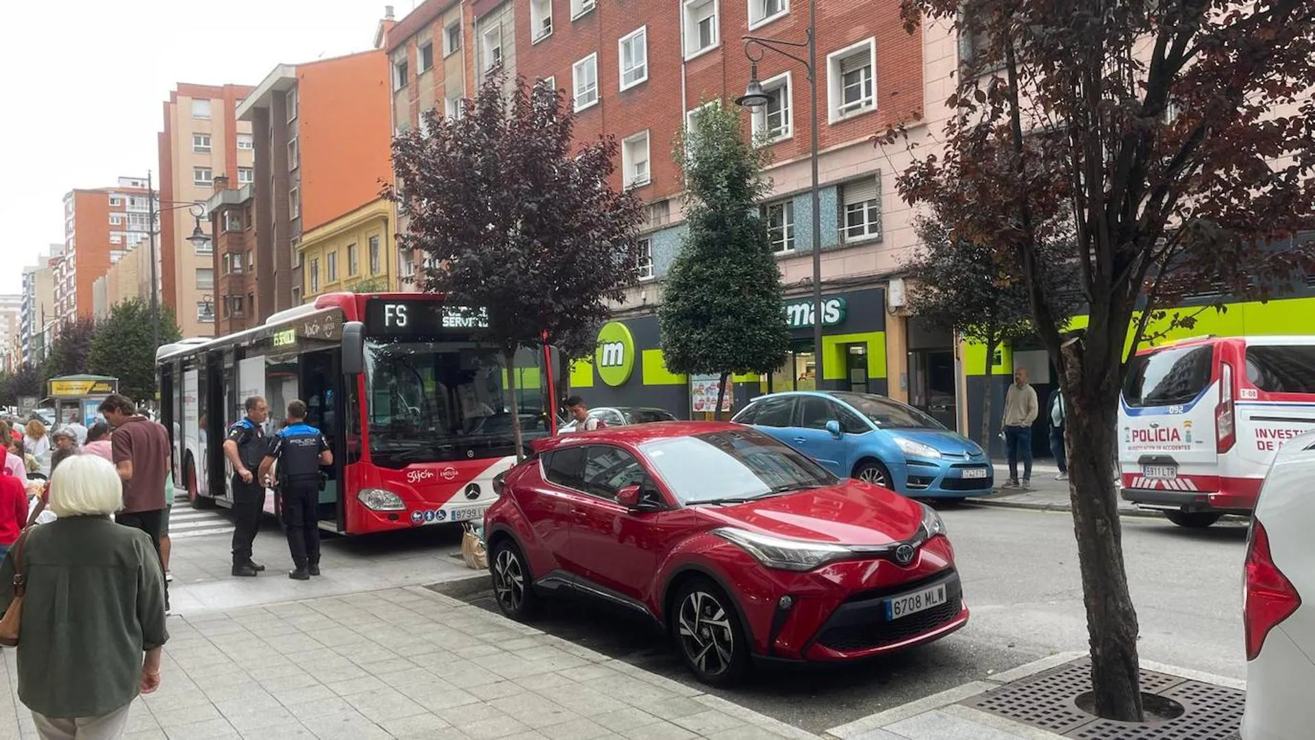 Cinco pasajeros heridos por un brusco frenazo de un autobús en Gijón
