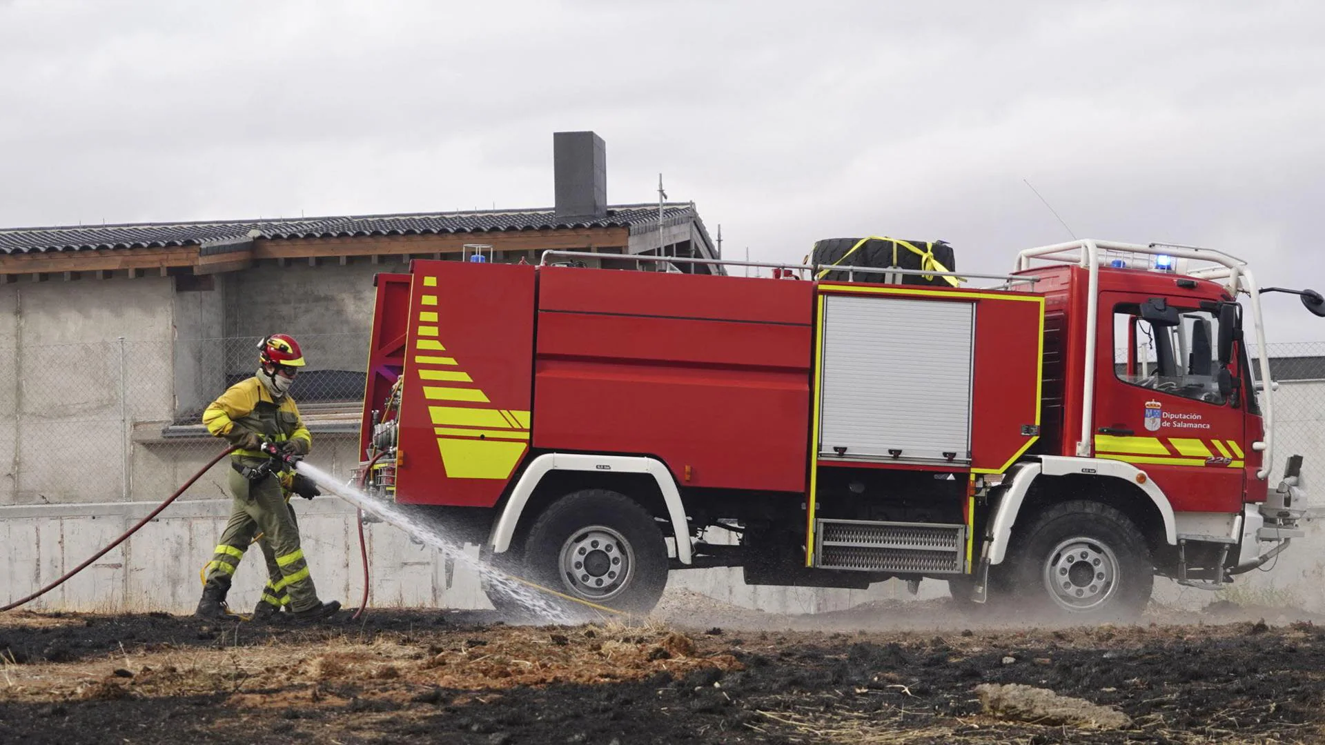 Un incendio afecta a una granja de conejos en Tarazona de Guareña y mata a numerosos animales