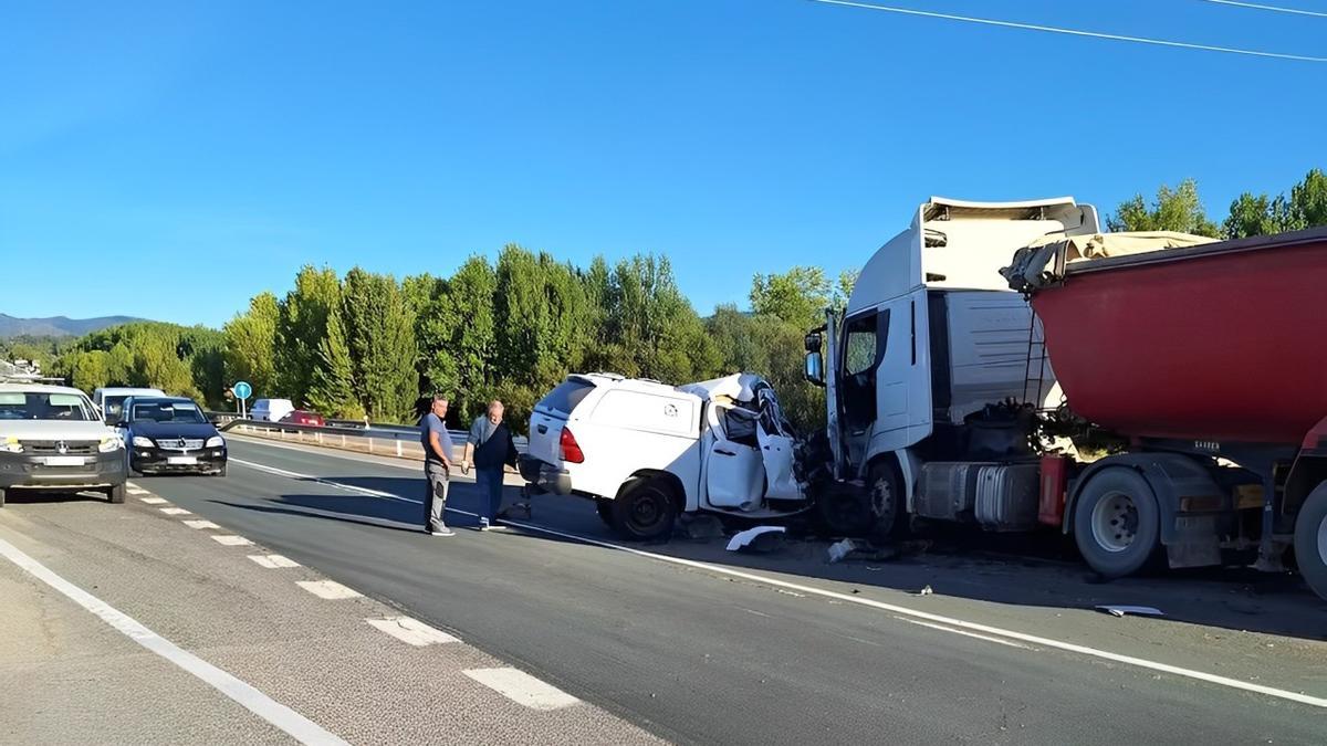 Imagen del grave accidente con tres muertos y dos heridos en la carretera N-VI en El Bierzo.