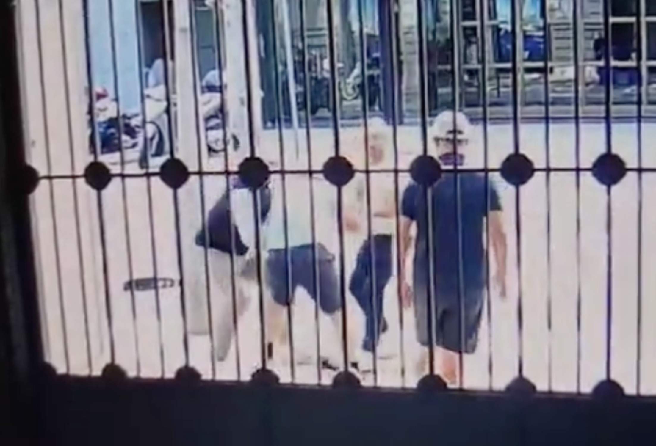 Grupo organizado de ladrones perpetran violento asalto para robar relojes en Barcelona