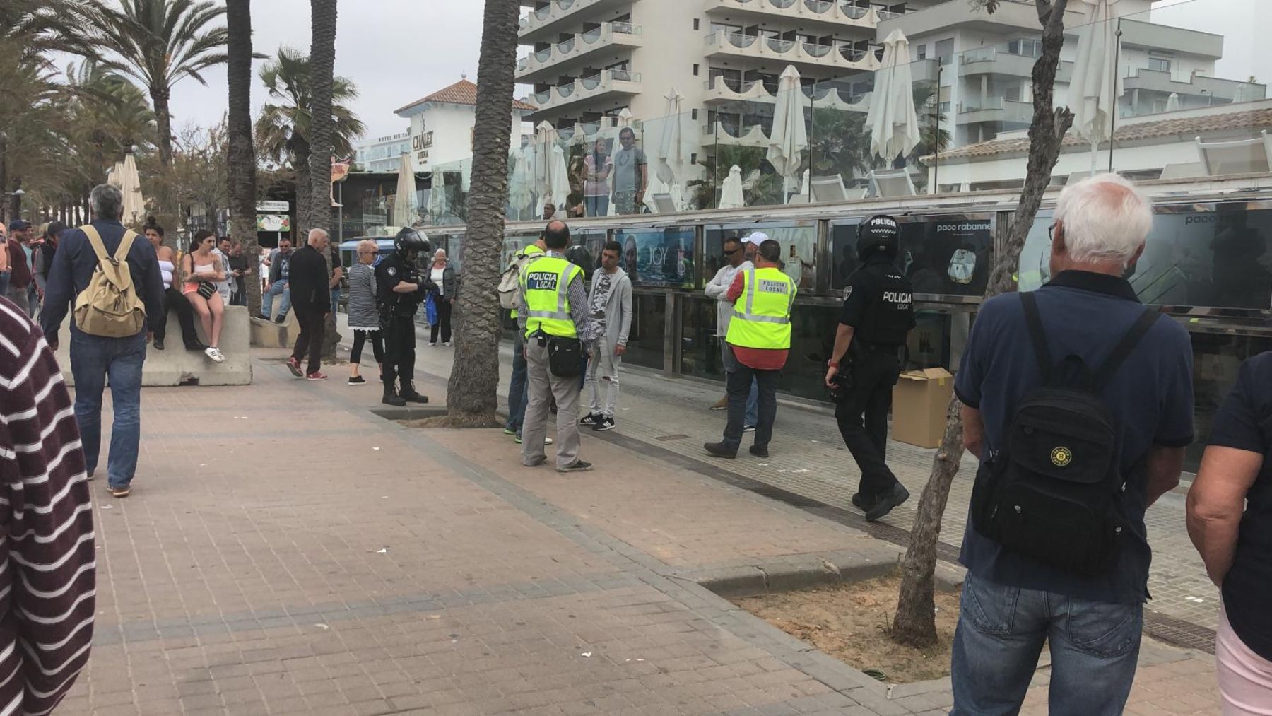 Hombre británico agrede a camarera confundiéndola con ladrona que le robó 300 euros