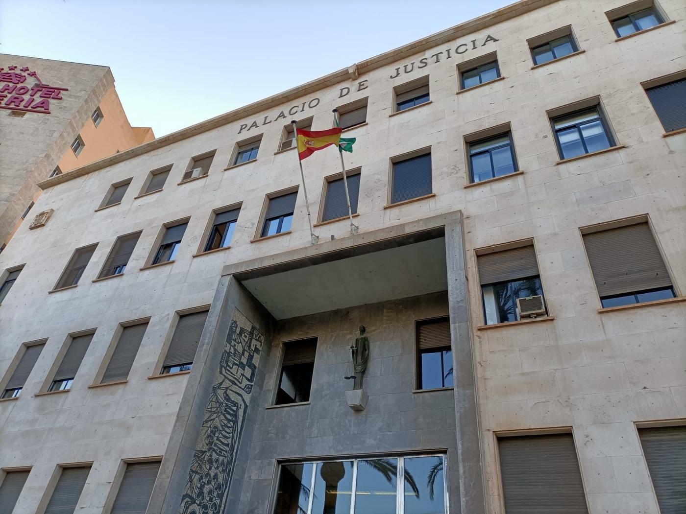 Hombre es condenado a 10 años de prisión por patronear una patera con migrantes y llevar 6.000 pastillas de éxtasis a las costas de Almería