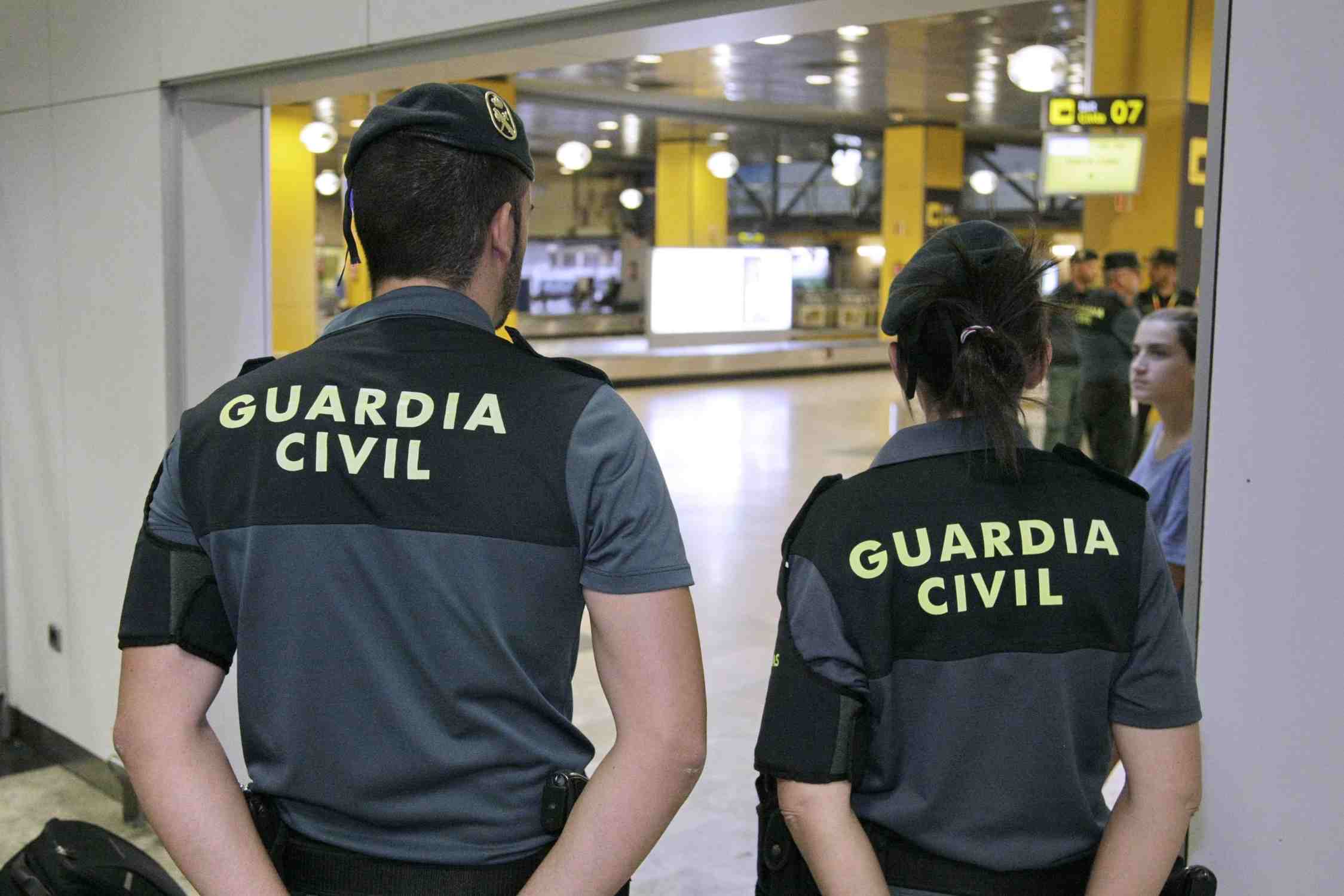 Hombre gambiano capturado en el aeropuerto del Prat mientras intentaba escapar después de agredir a su pareja