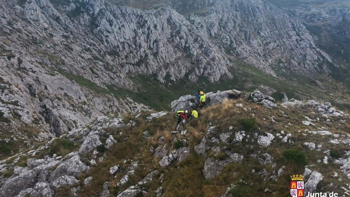 Efectivos de rescate en Peña La Calva (Busdongo).