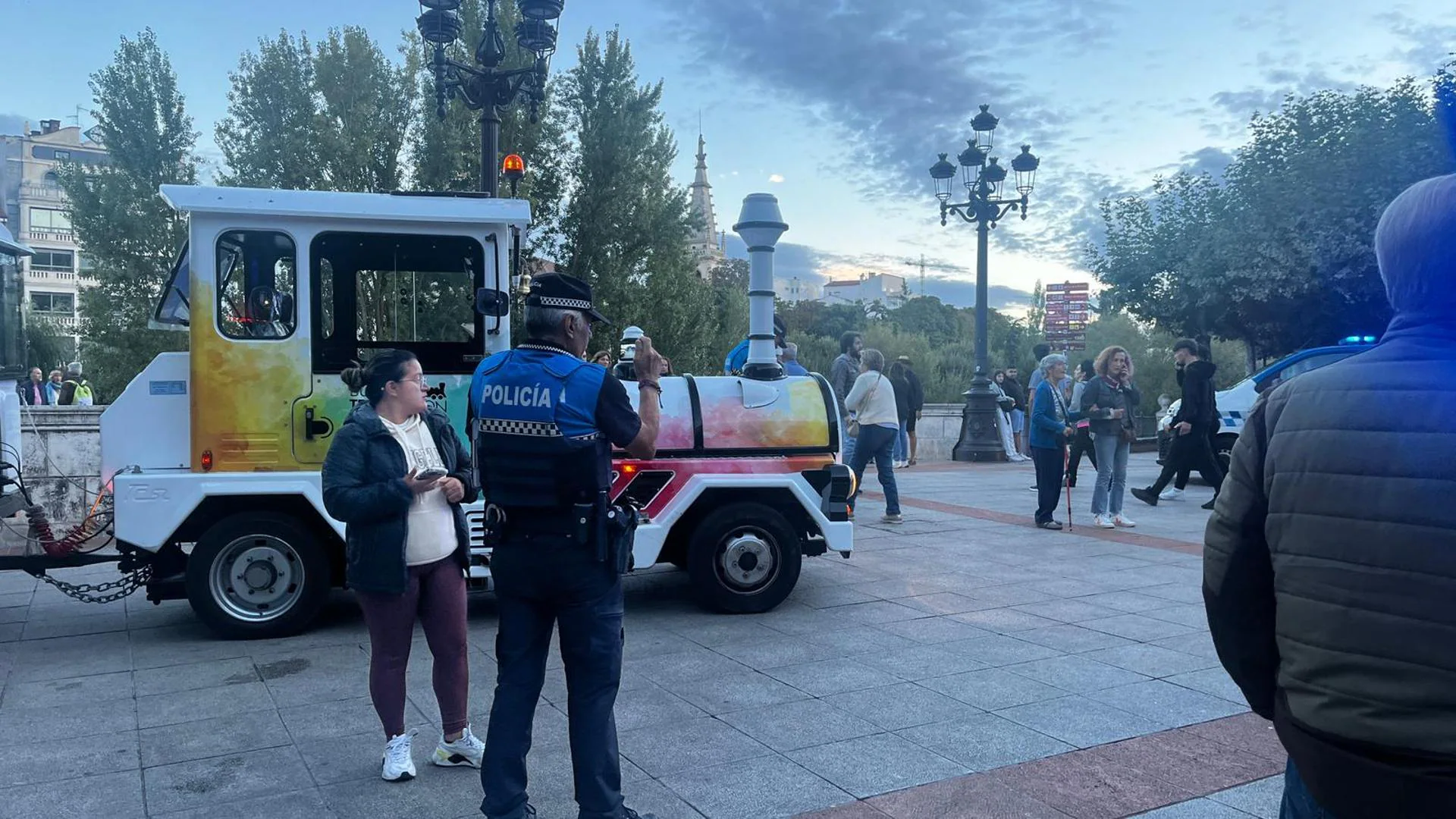 Herido un hombre al ser golpeado por el tren turístico de Burgos en El Espolón