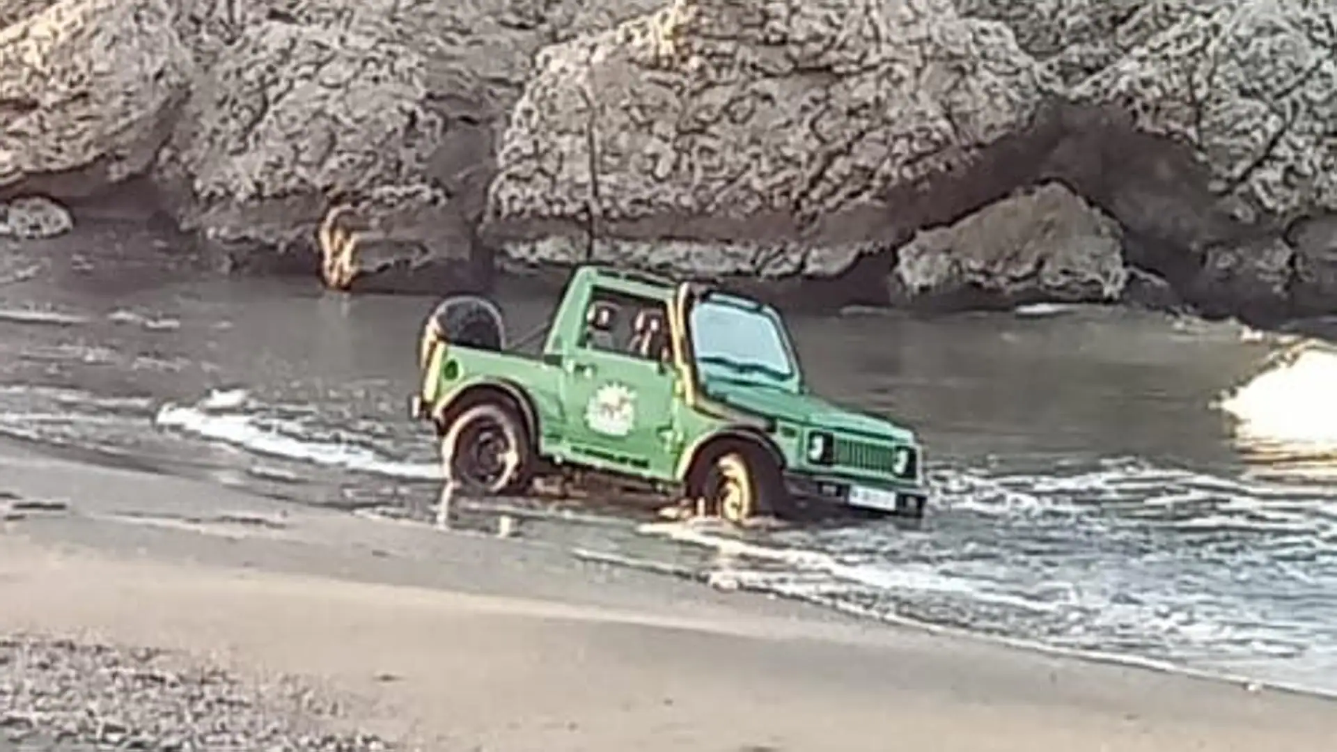 Identificado el conductor del vehículo encallado en la playa del Peñón del Cuervo: investigan su estado al circular