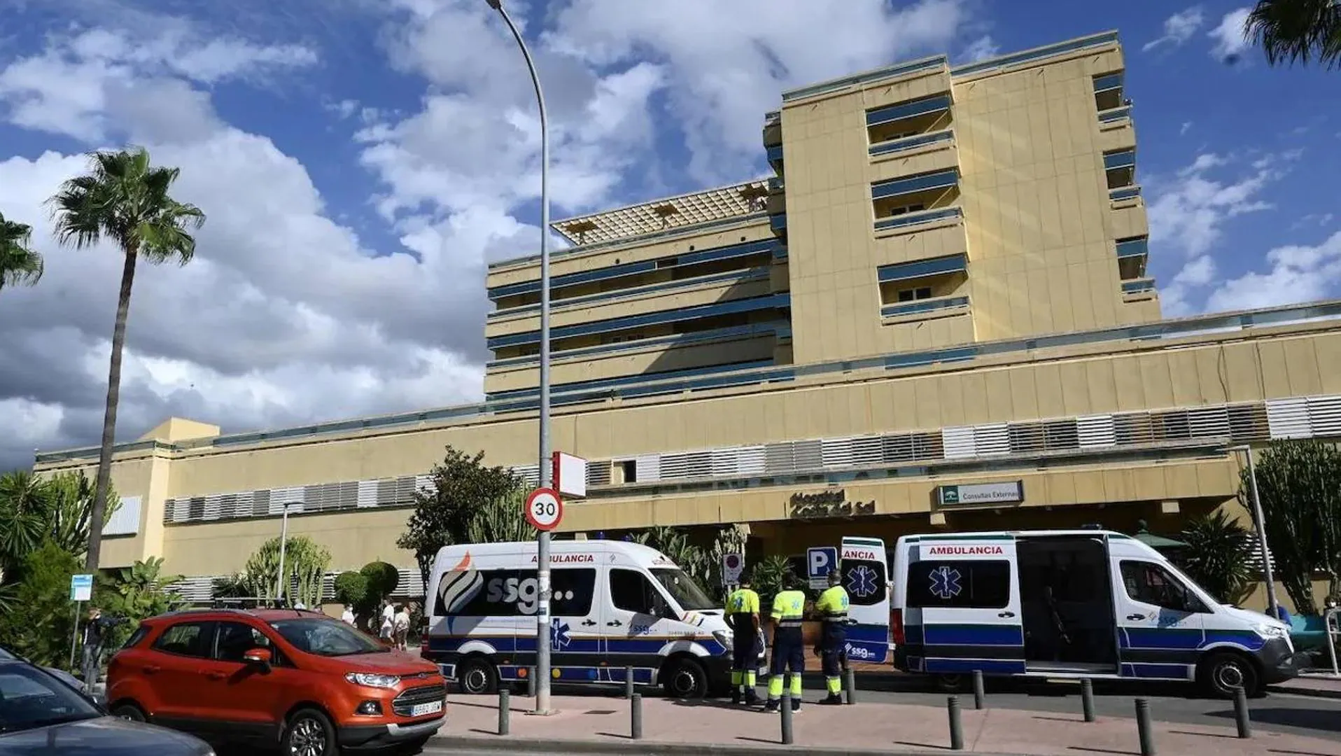 Una mujer afectada por humo en el incendio de una vivienda en Benahavís