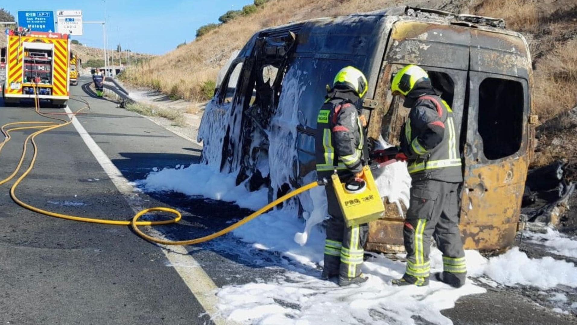 Incendio en la AP-7 de Málaga: Una ambulancia queda calcinada tras explosión de bombonas de oxígeno