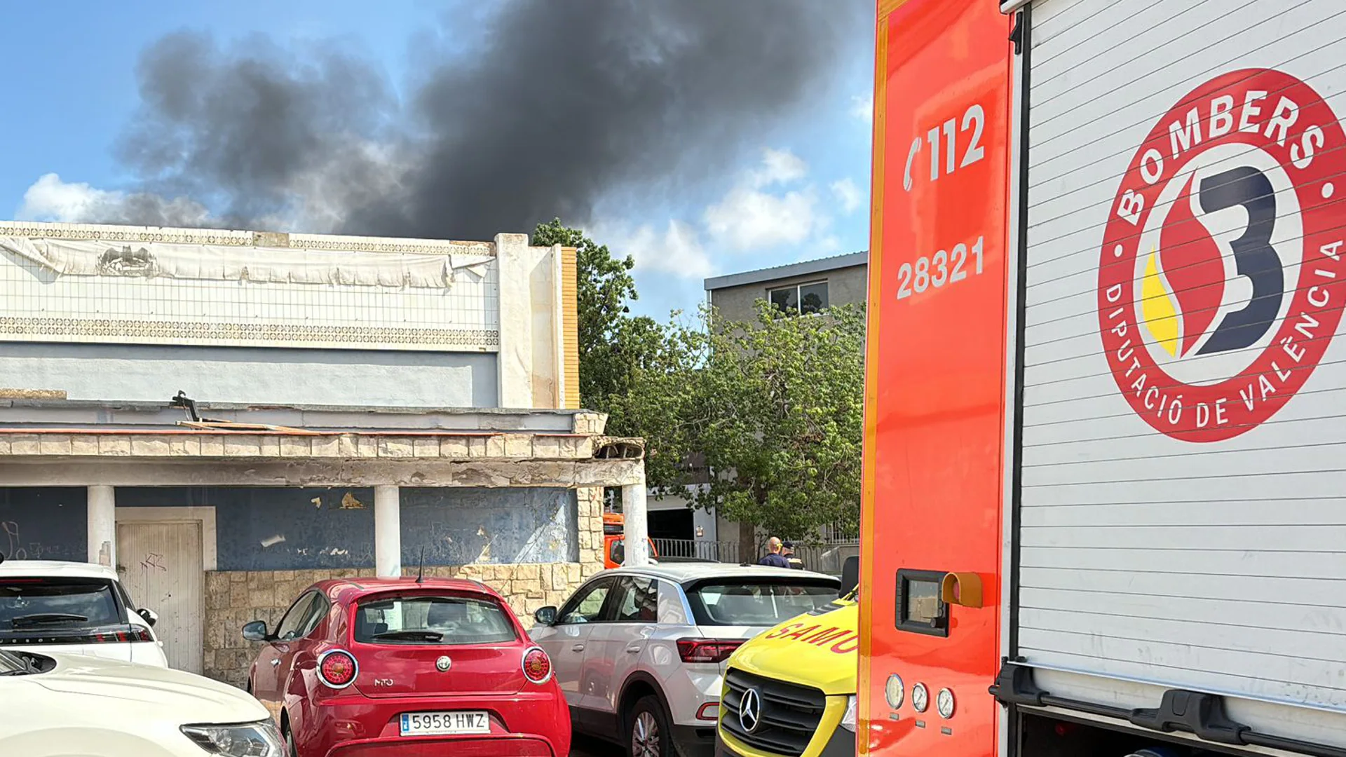 Incendio industrial en Manises moviliza varias dotaciones de bomberos