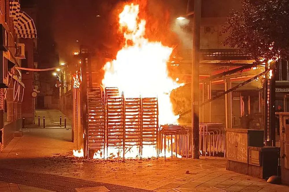 Investigan incendio intencional que destruyó carpa y mobiliario en conocido establecimiento de Getafe