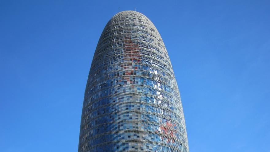 Investigan la muerte de una mujer en la Torre Glòries de Barcelona tras sufrir un accidente laboral.