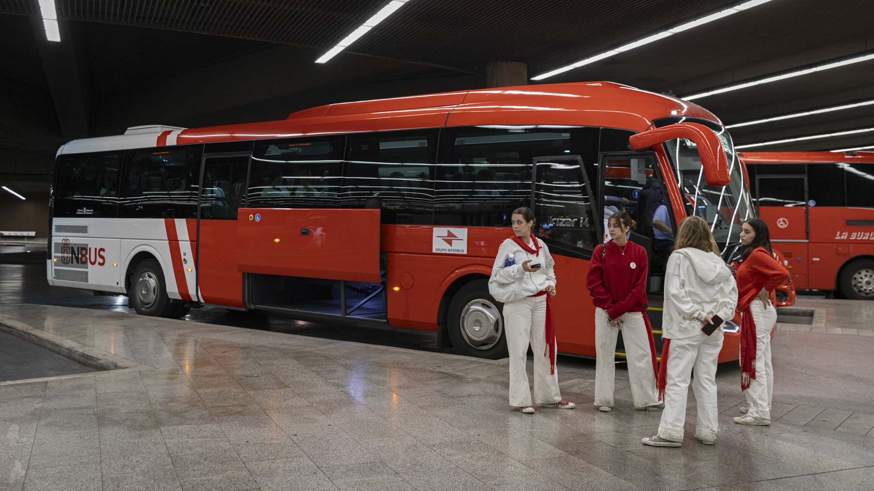 Extraño suceso en un pueblo de Navarra: herido un joven de 19 años al caerse de un autobús en marcha