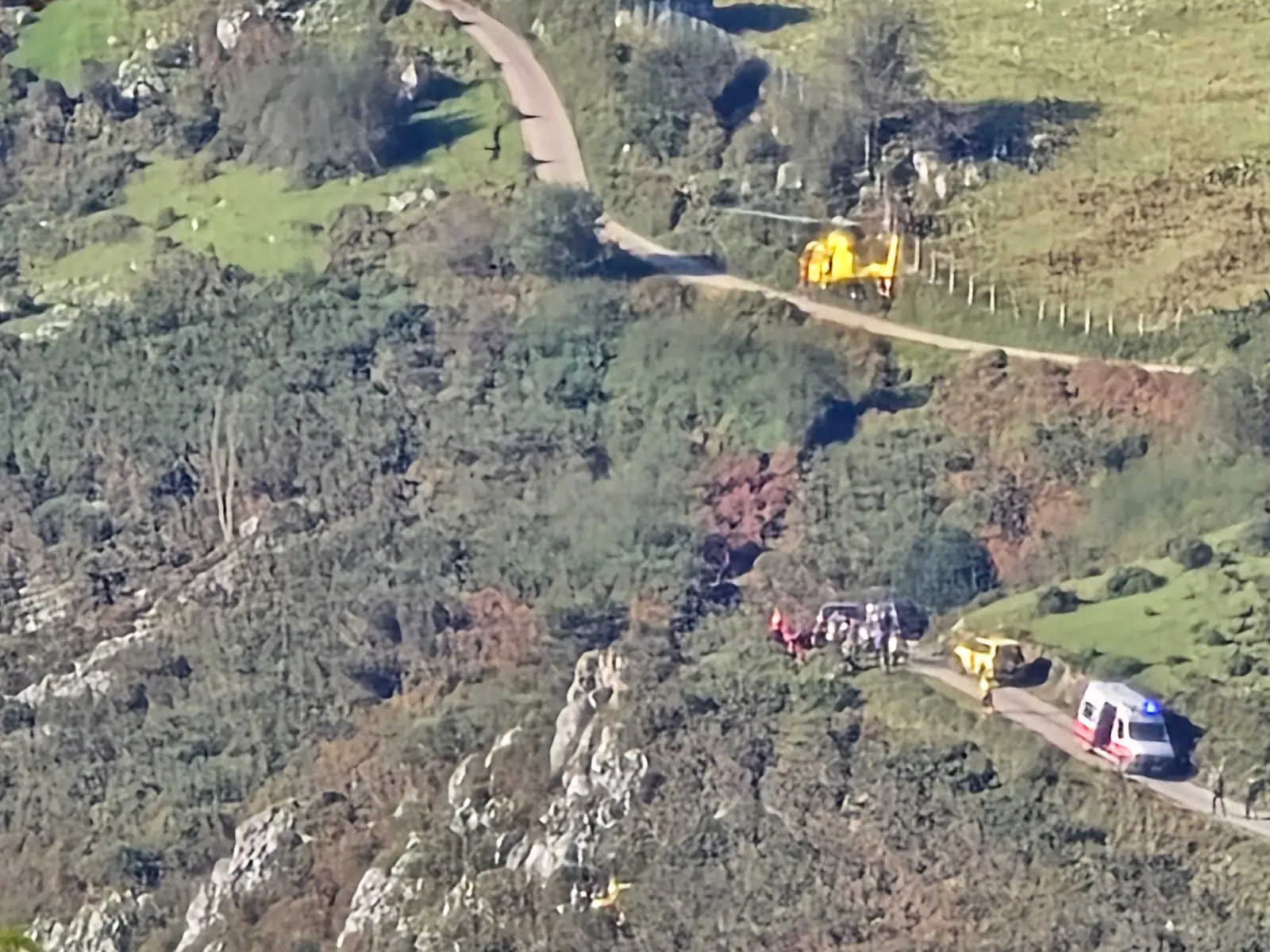 Joven herido tras caer en un quad por un desnivel de entre veinte y treinta metros en Bimenes