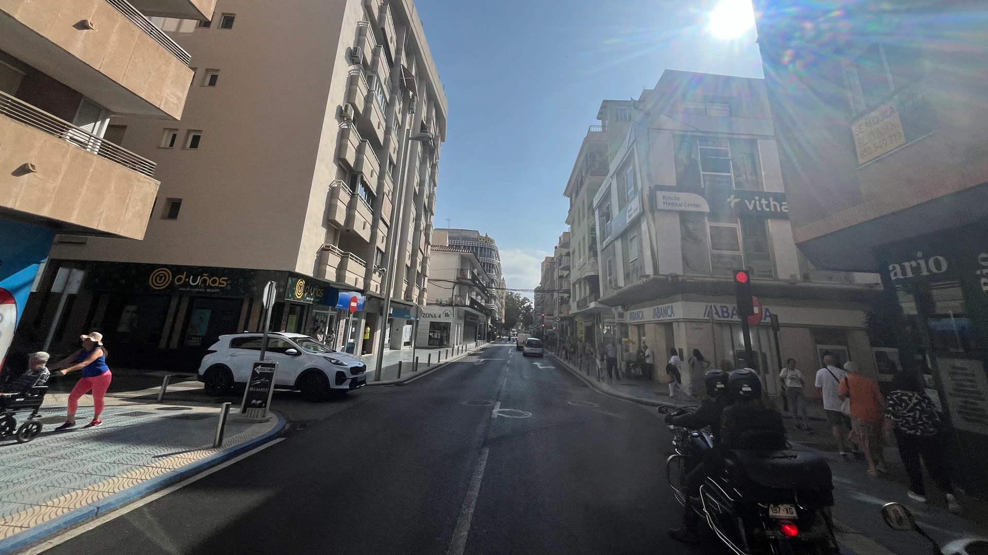Un conductor de 20 años ebrio arrolla un semáforo, un macetero y una decena de bolardos en Torre del Mar