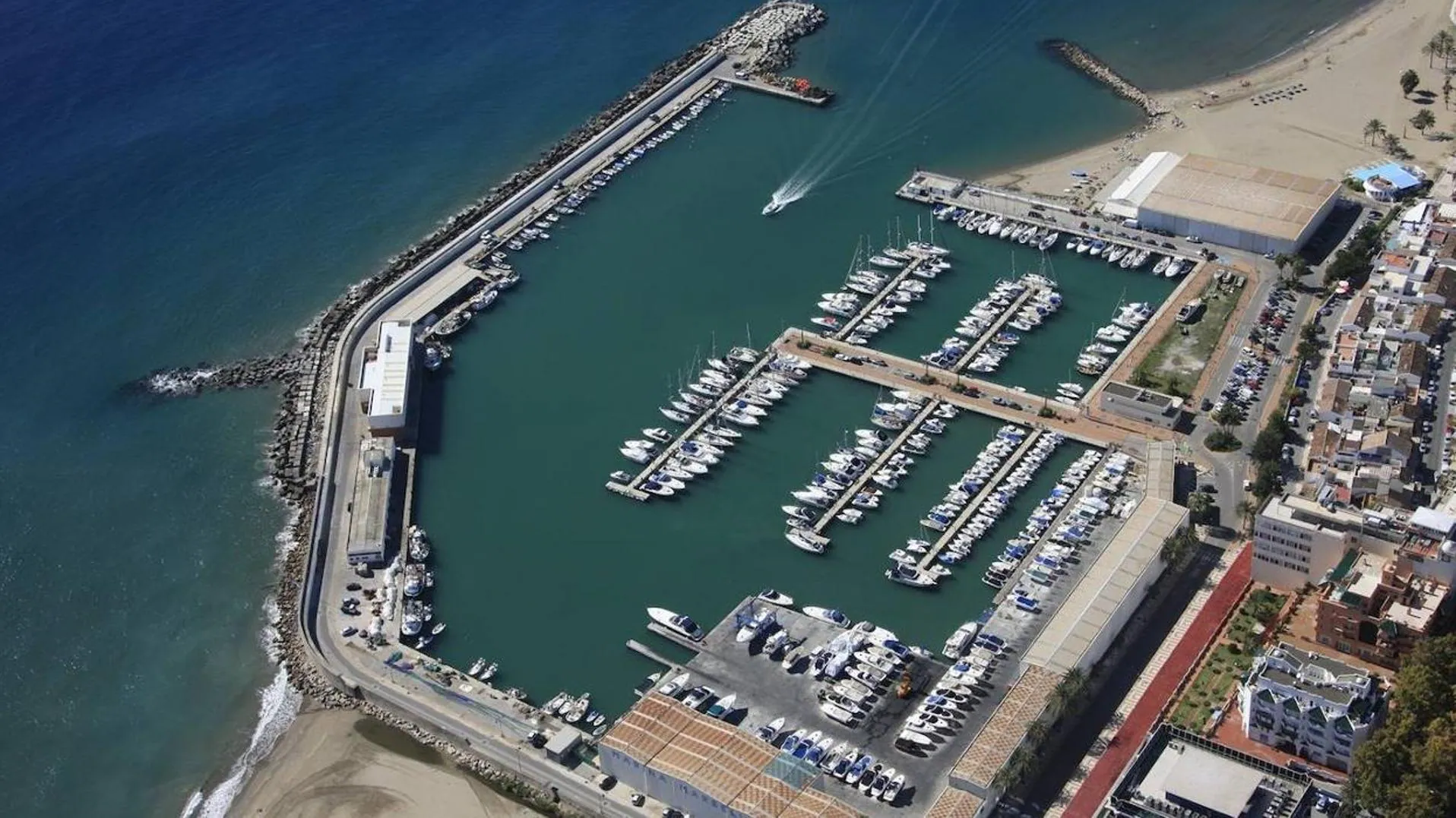 Rescatan a un joven de 19 años atrapado en los bloques de hormigón de una escollera en Marbella