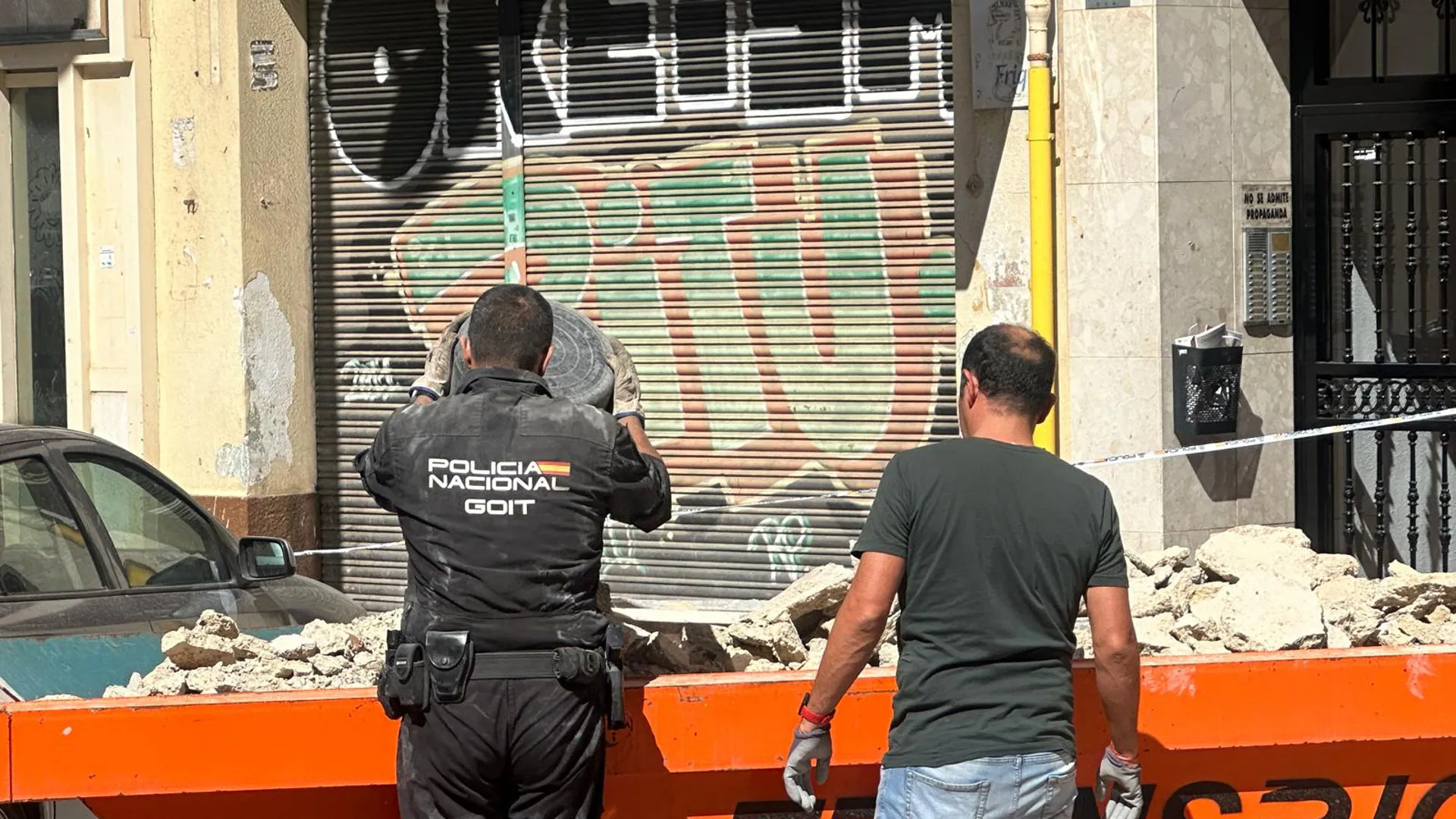 La Policía busca el cadáver de una mujer en una planta baja de Valencia