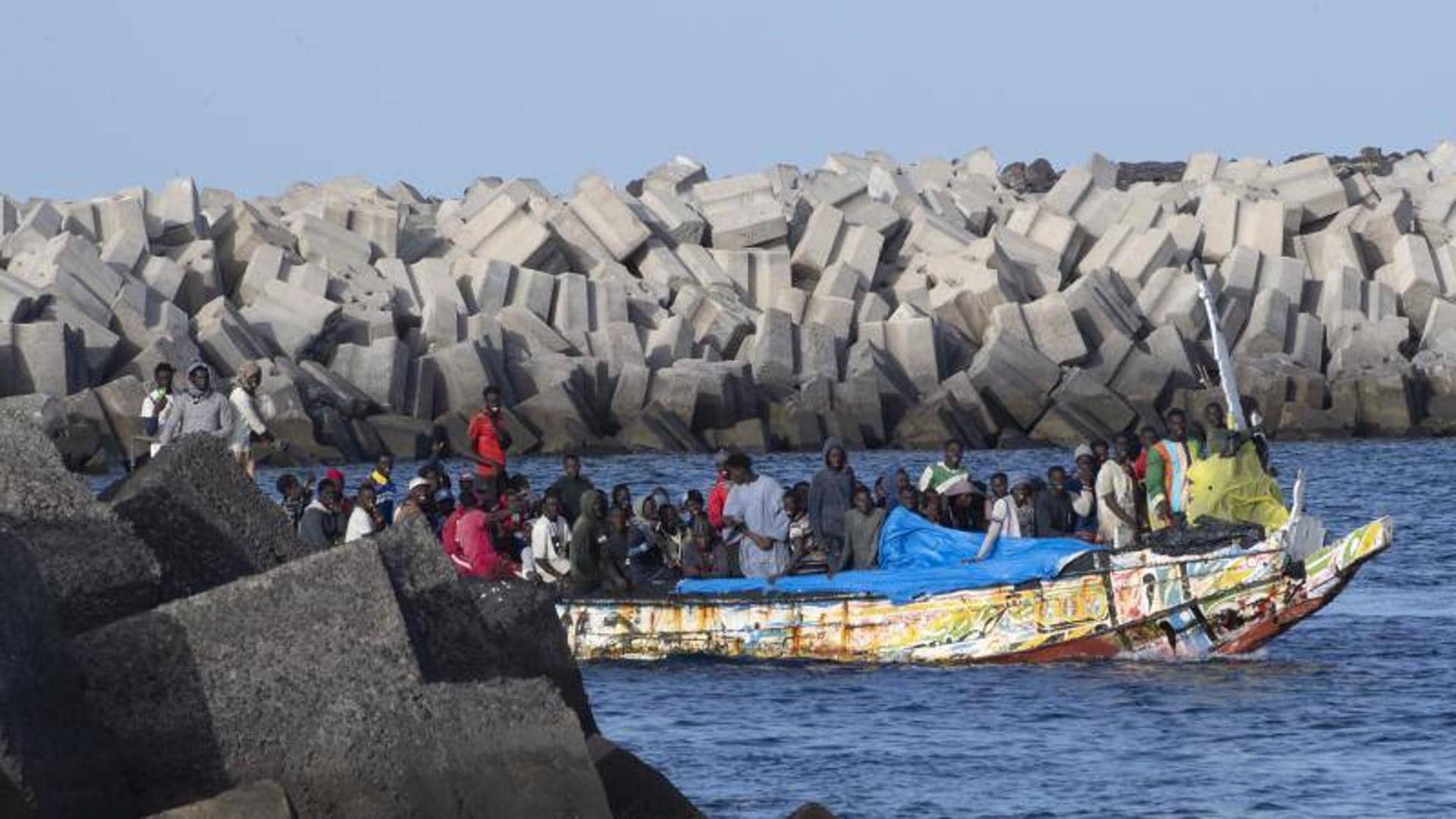 La guardamar Urania rescata a medio centenar de inmigrantes en el mar de Canarias