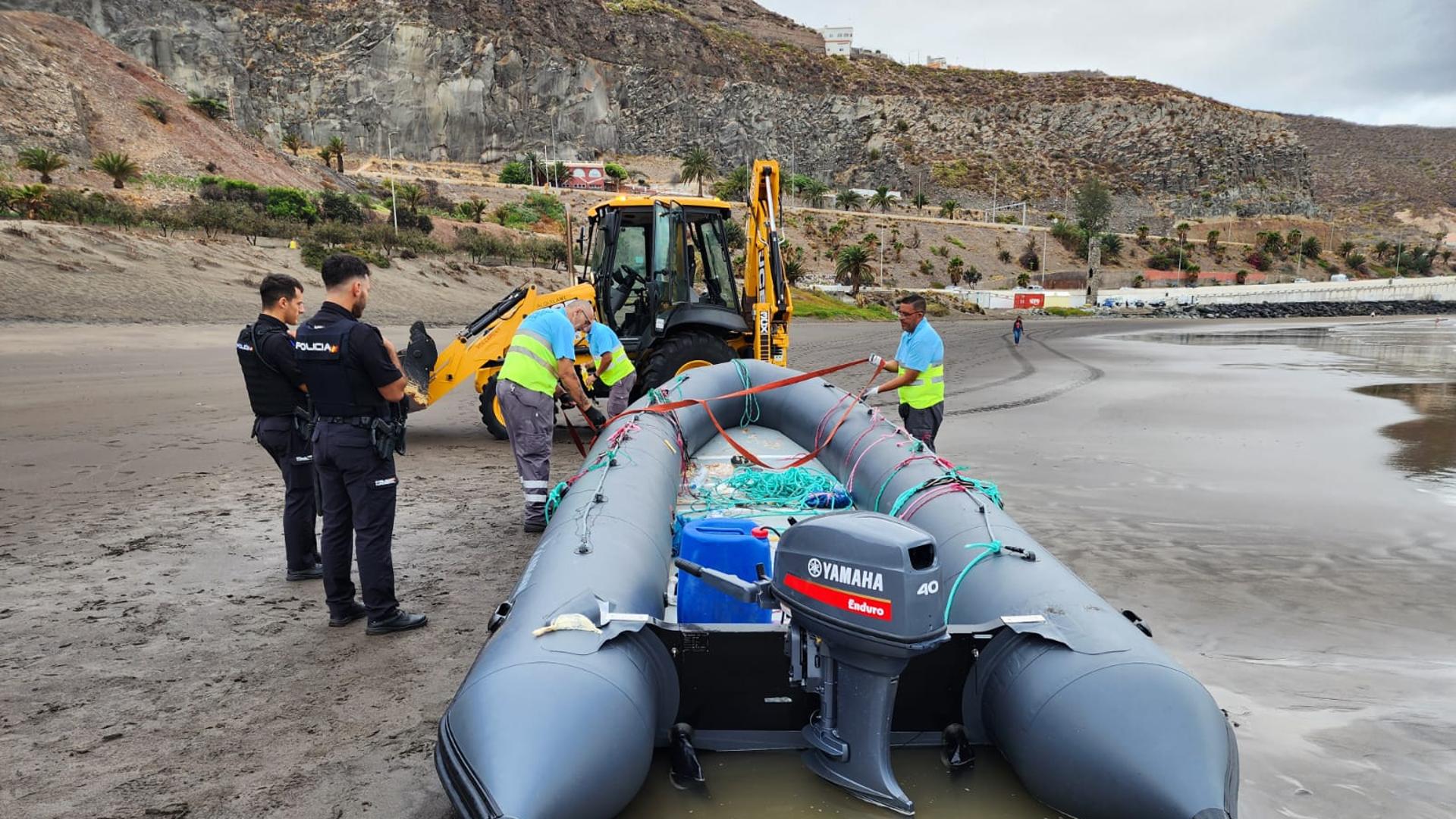 La playa de La Laja despierta con una misteriosa zódiac en sus costas