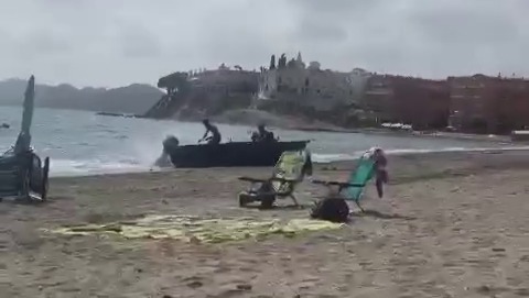Cinco personas llegan en patera a una playa de Calabardina
