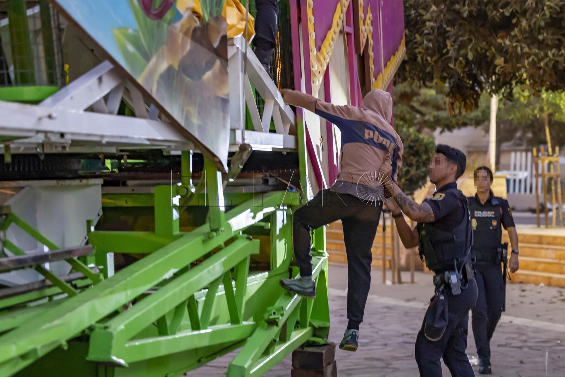 MELILLA, 09/09/2024.- La Policía Nacional ha localizado en Melilla a al menos siete migrantes en las primeras horas de la Operación Feriante, que ha comenzado esta madrugada, una vez terminadas las fiestas patronales, para evitar los intentos de llegada irregular a Europa aprovechando el retorno de las atracciones a la península. EFE/Giner