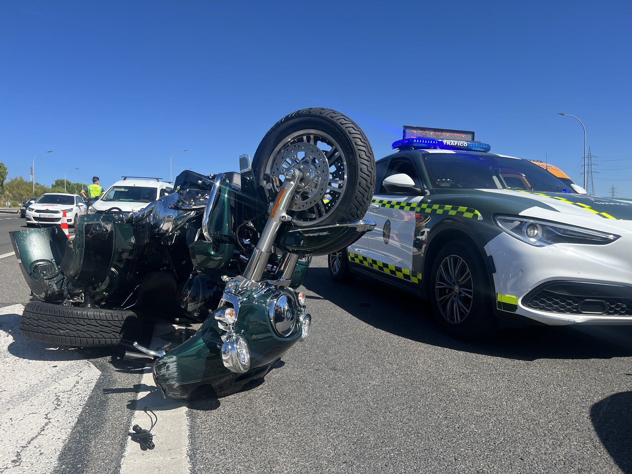 Una colisión en la M-40 provoca la amputación de una pierna a un motorista de 76 años